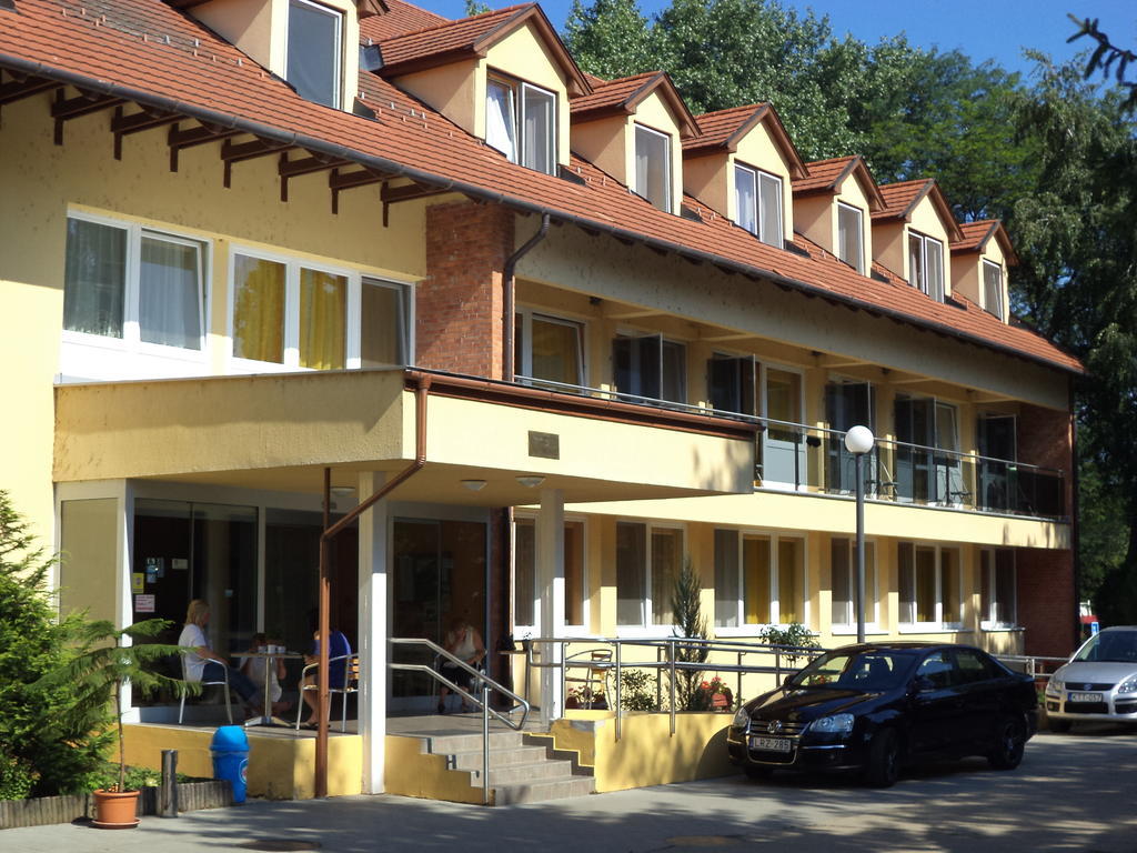 Touring Hotel Berekfürdő Bagian luar foto