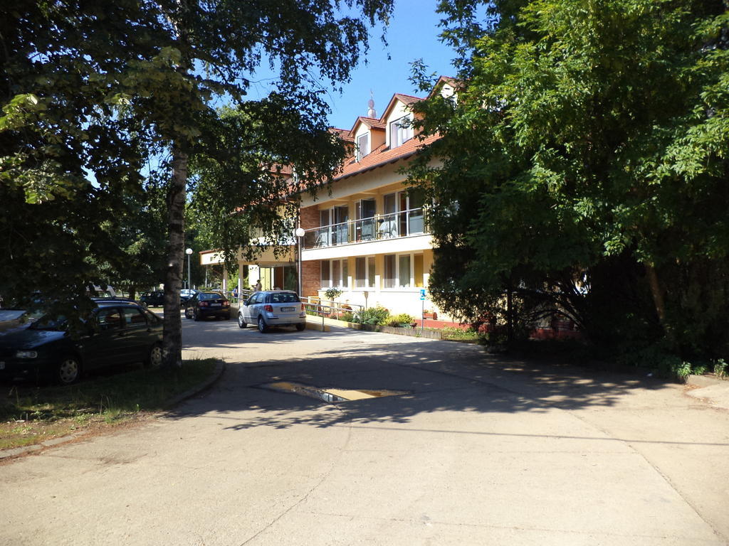 Touring Hotel Berekfürdő Bagian luar foto