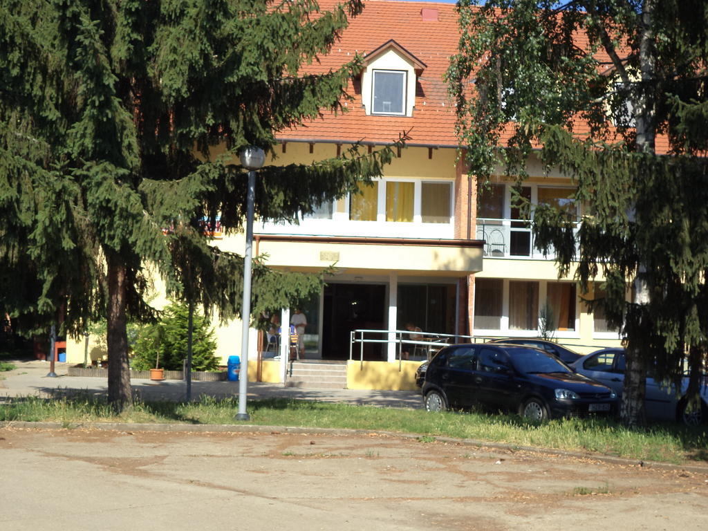 Touring Hotel Berekfürdő Bagian luar foto