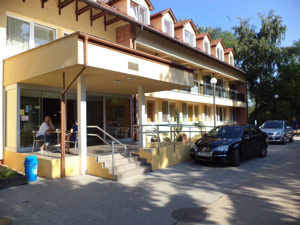 Touring Hotel Berekfürdő Bagian luar foto